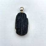 Pendentif en serti clos argent 925 ~ Tourmaline noire brute, forme ovale
