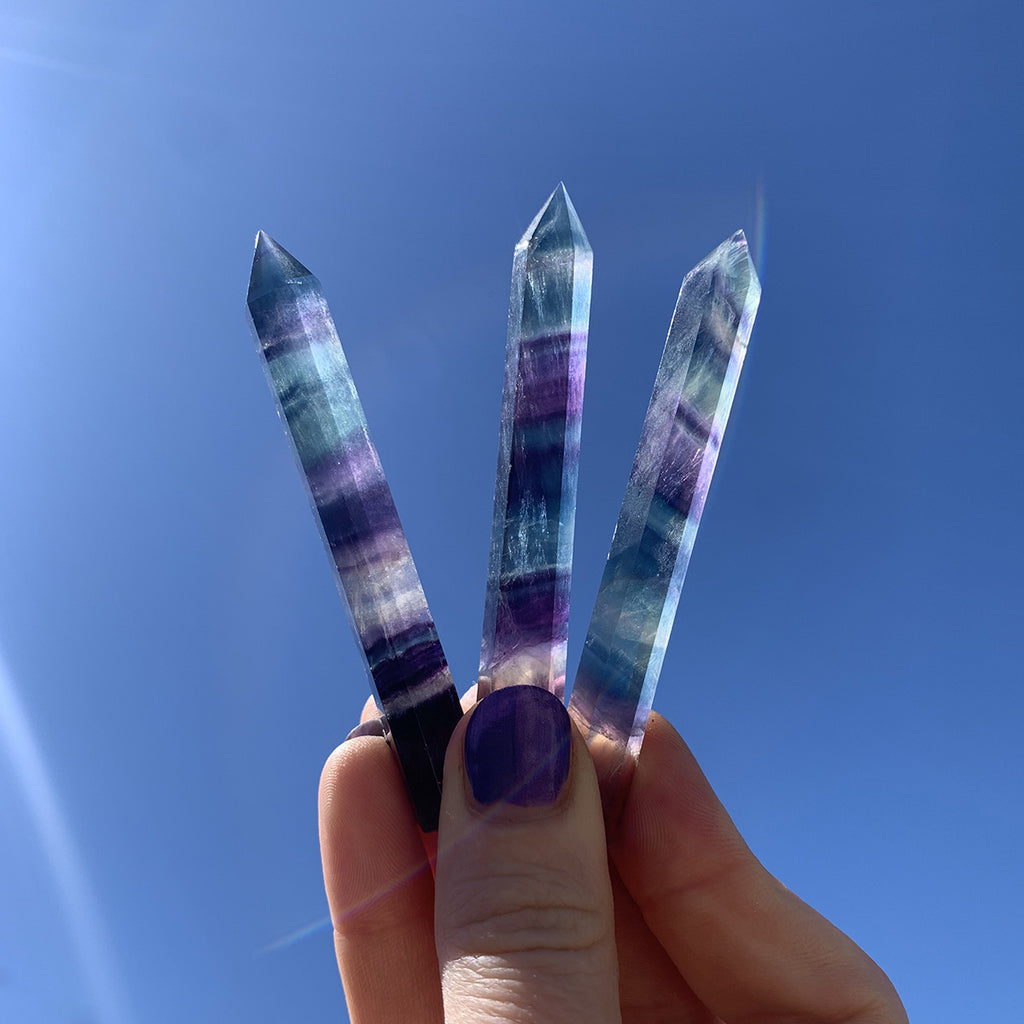Baguette en cristal arc-en-ciel naturel en gros obélisque guérison points  de cristal de fluorite fabricant et fournisseur