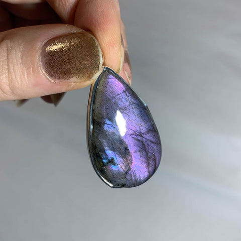 Pendentif en serti clos argent 925 ~ Labradorite violette extra, forme goutte