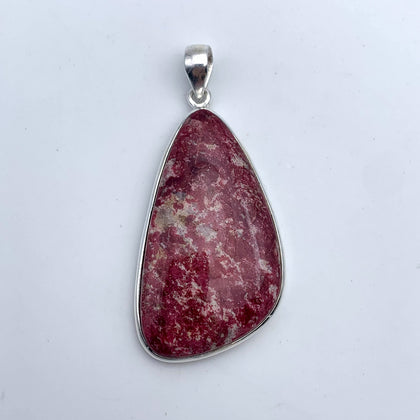 Pendentif en serti clos argent 925 ~ Thulite, forme libre